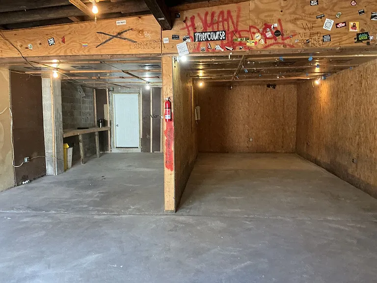 565 W Market St — Photo 7