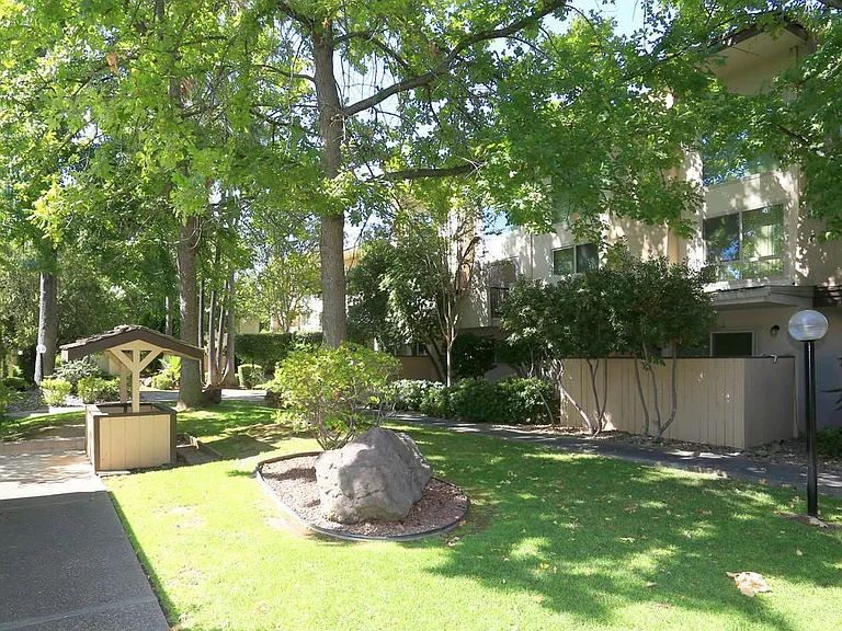 Marconi Gardens East — Photo 18