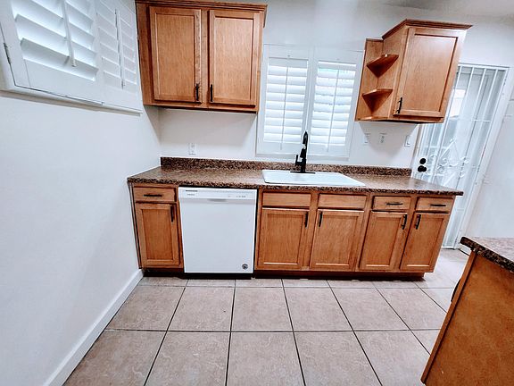3rd image of 1522 W Mulberry Dr