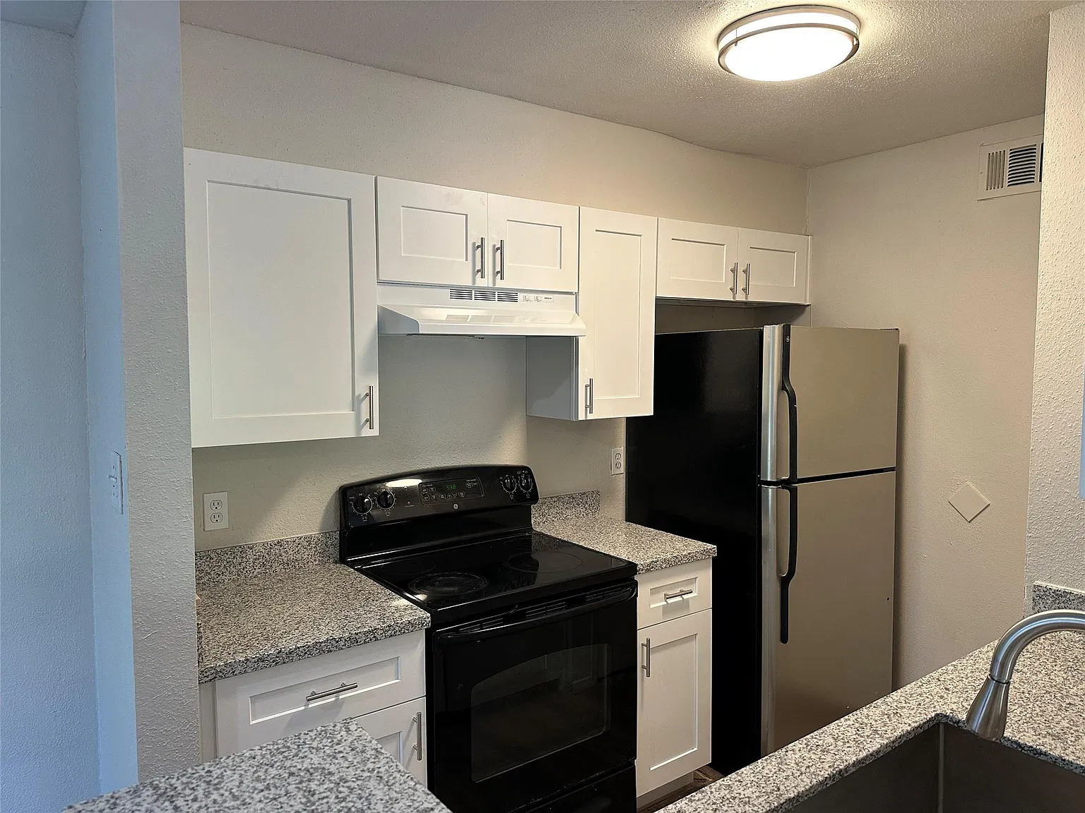 2 bed, 1.5 bath, 918 sqft, $990 — Photo 3