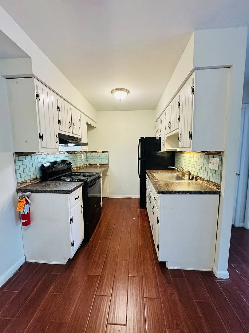 Taylor Court Apartments — Photo 2