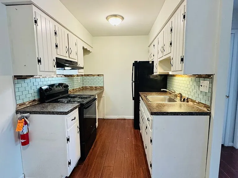 Taylor Court Apartments — Photo 2