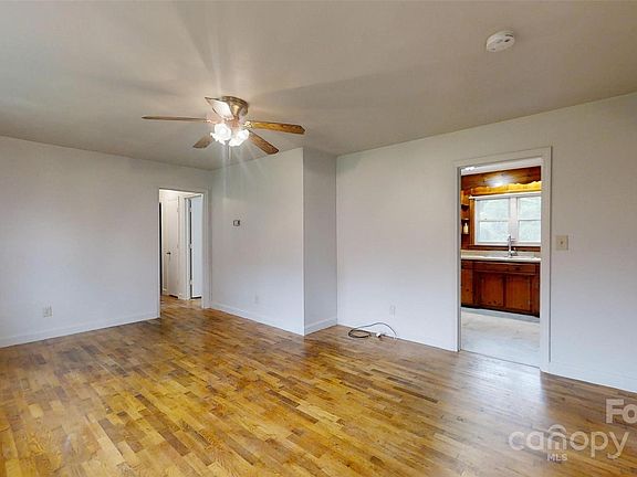 5th image of 209 Dogwood Ln