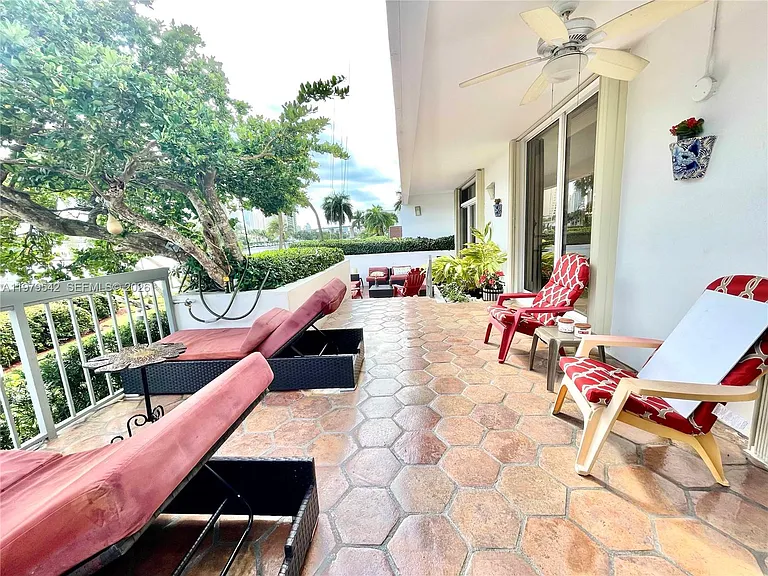 19707 Turnberry Way #Townhouse 5 — Photo 3