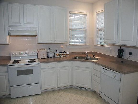 Kitchen with 42" cabinets.