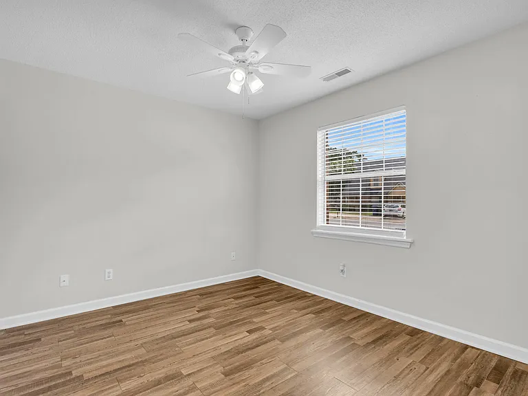 1115 Lenny Ln — Photo 13