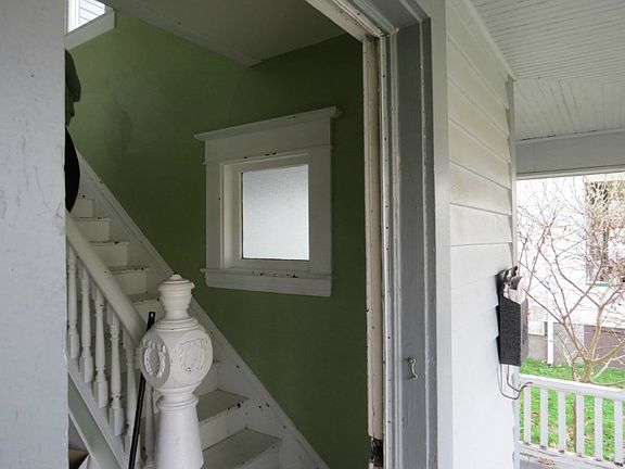 Front entry to the upper unit