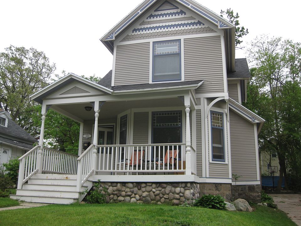 1st image of 620 Pleasant St SE