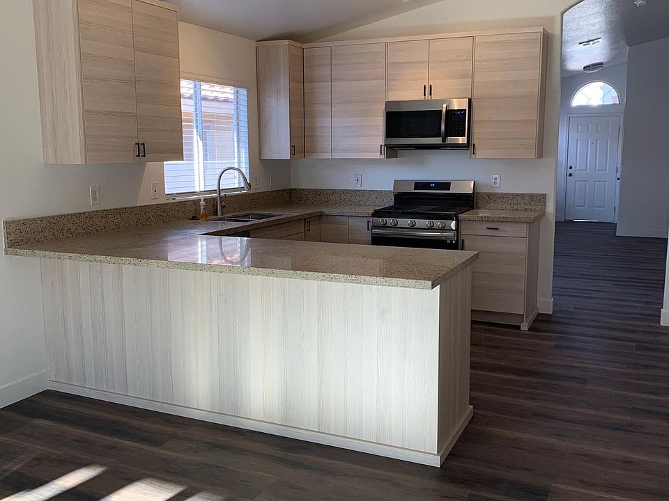 Brand new Kitchen - soft close drawers New high end appliances - room for boar stools