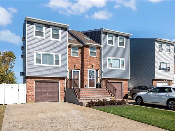 2501 Cedar St, Seaford, NY 11783