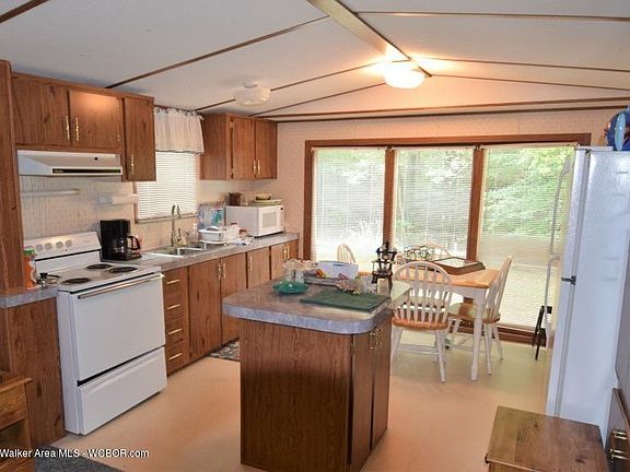 Image 5: Kitchen