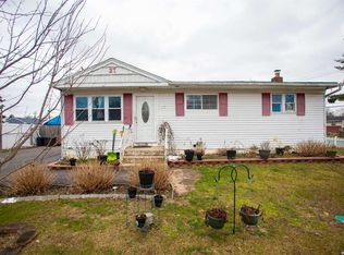 27 Henderson Pl, Brentwood, NY 11717
