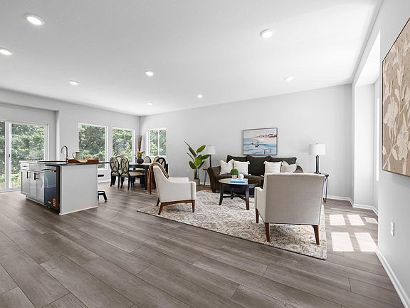 4th image of 102 Bavarian Cir