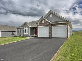 22 Rolling Meadow Rd, Lebanon, PA 17046