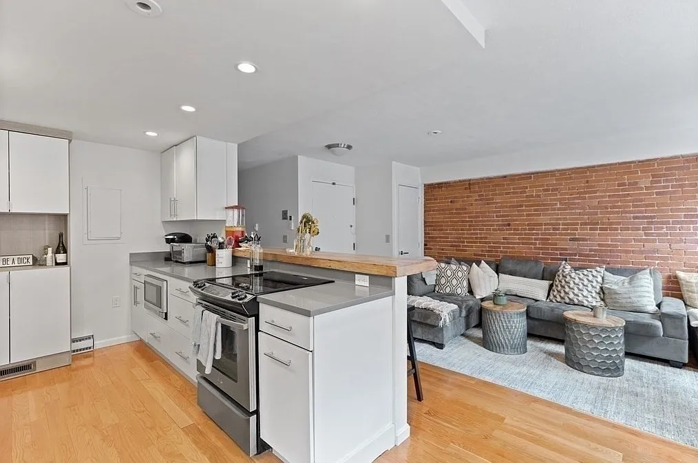 2 bed, 1.0 bath, 995 sqft, $4,500 — Photo 2
