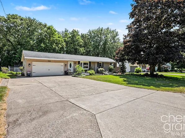 15888 Vinecrest Ave, Spring Lake, MI 49456