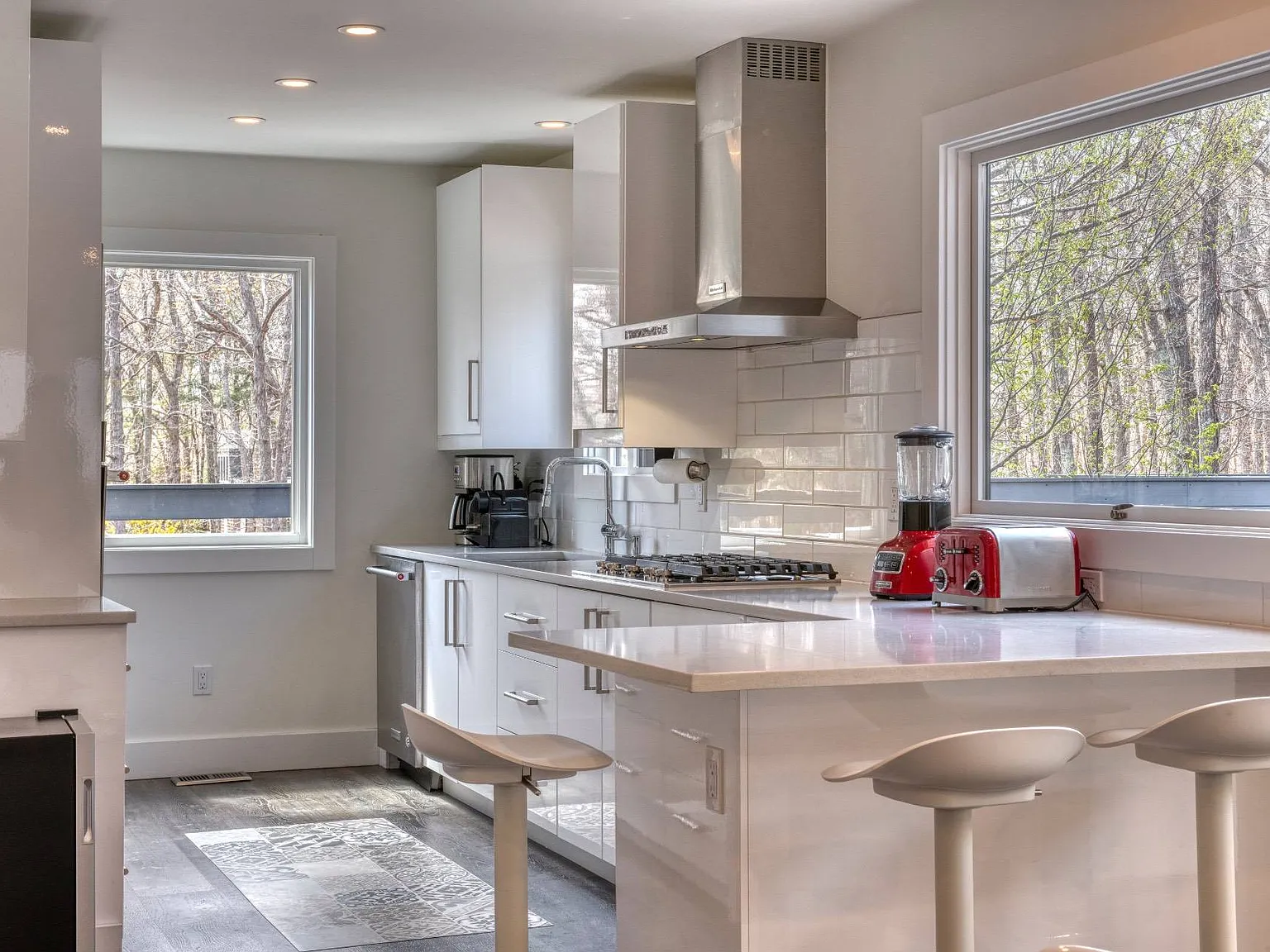 Water Mill Modern on Private Acre with Pool and Outdoor Shower — Photo 4