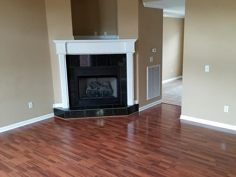 7825 Laurelton Dr — Photo 2