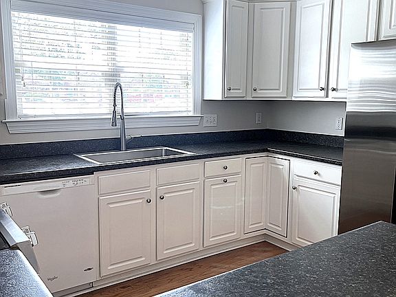 Kitchen w/Breakfast Bar