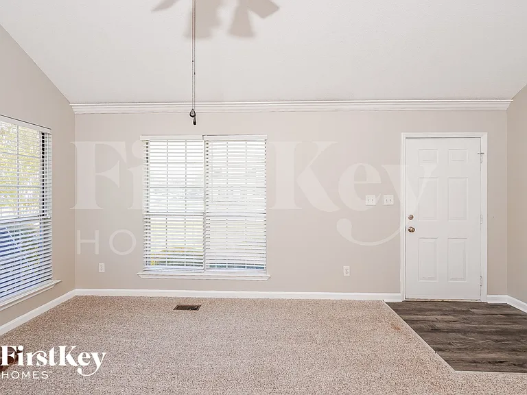 6768 Crossbrook Ln — Photo 3