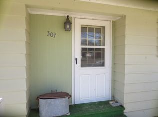 307 S 5th St, Wapello, IA 52653