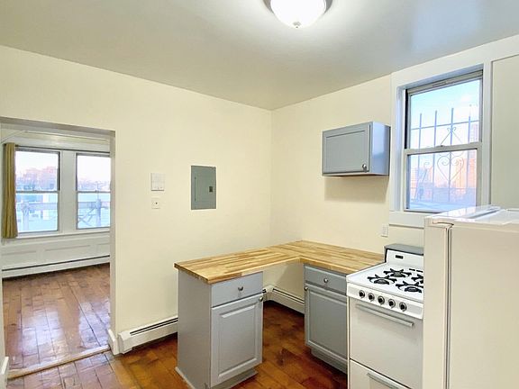 4th image of 221 4th St APT 4L
