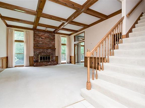 ENTER YOUR HOME TO  THIS OPEN MAIN FLOOR