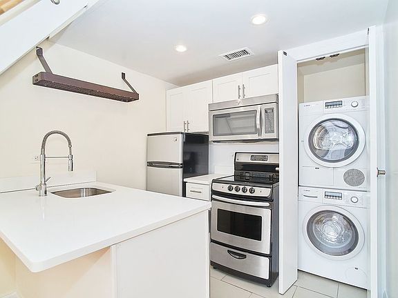 3rd image of 237 W 14th St APT B1
