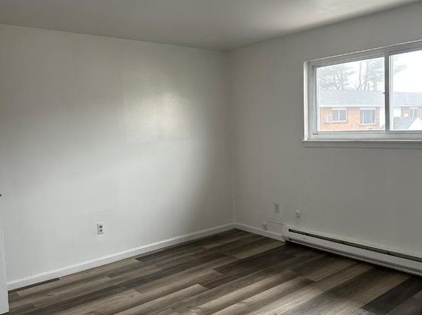 79 Yaun Ave APT 3