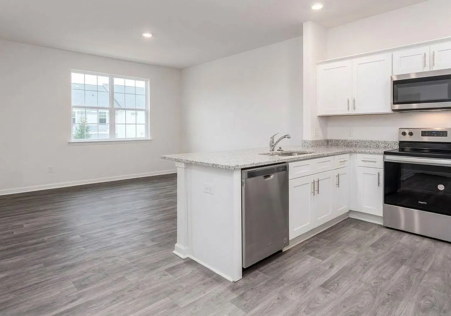 Modern 3-Bedroom Townhome with Garage in North Village Townes — Photo 4