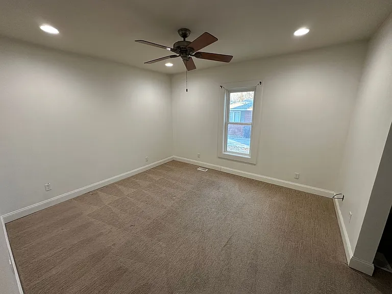 417 Albany Ave NE — Photo 8