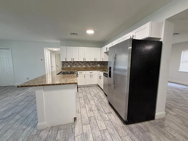 111 Joanne Ct — Photo 4