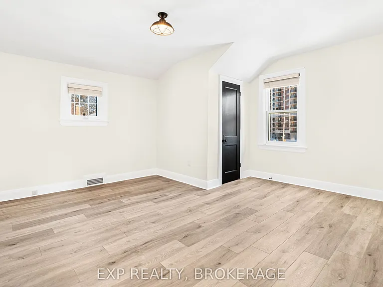 493 College St — Photo 17