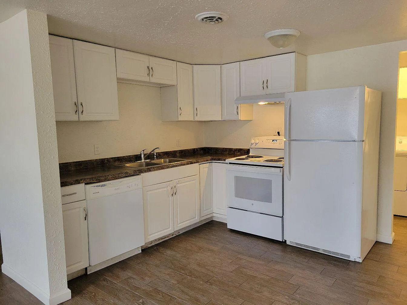 3 bed, $1,200 — Photo 2