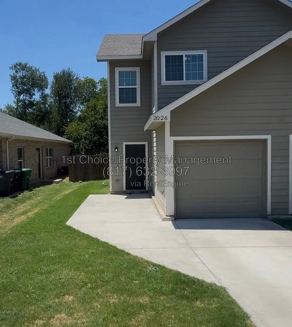 2 bed, 1.5 bath, 930 sqft, $1,550 — Photo 2
