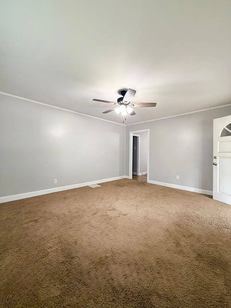 2 Bed 1 Bathroom on 1 Acre of Land — Photo 2