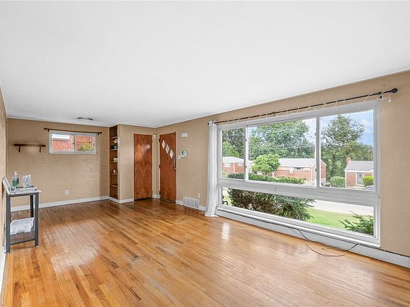 3rd image of 1654 Hollyrood Rd