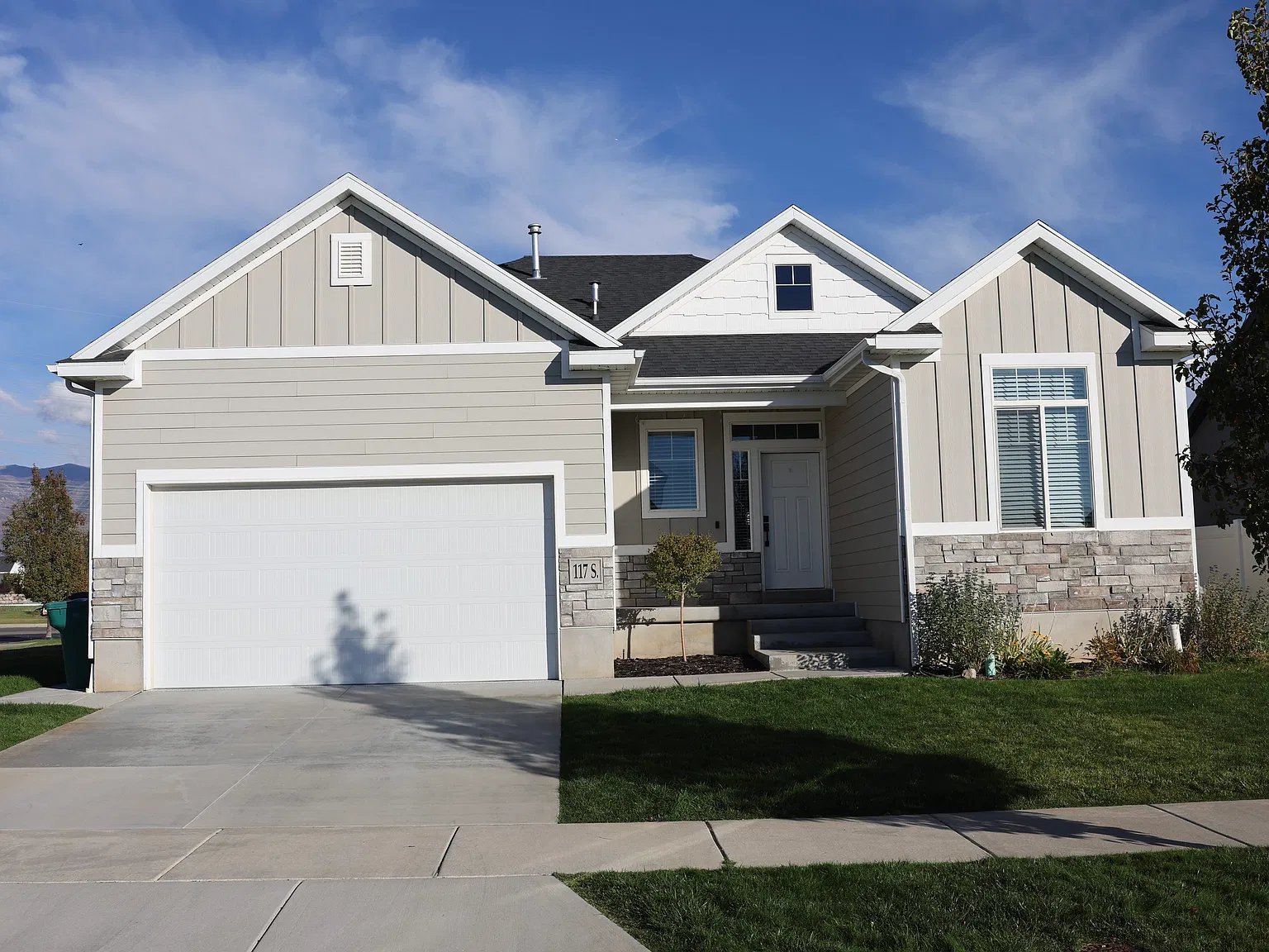 5 bed, 3100 sqft, $2,970 — Photo 1