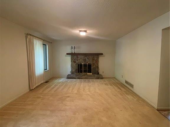 4th image of 9904 Laurel Dr