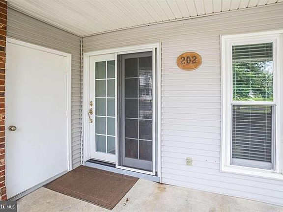2nd image of 202 Lake Arrowhead Cir
