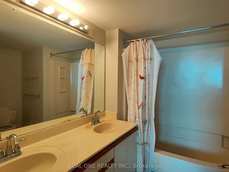 880 Dundas St W #1404 — Photo 10