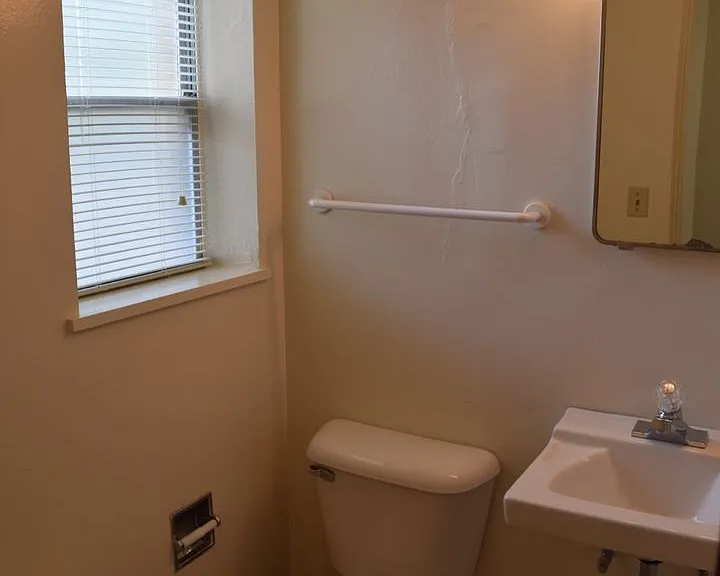 312 W Clark St — Photo 9