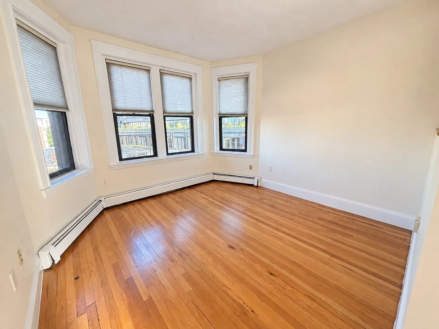 2 bed, 1.0 bath, 770 sqft, $2,975 — Photo 2