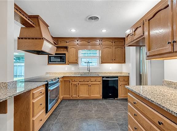 5th image of 224 Saint Nicholas St