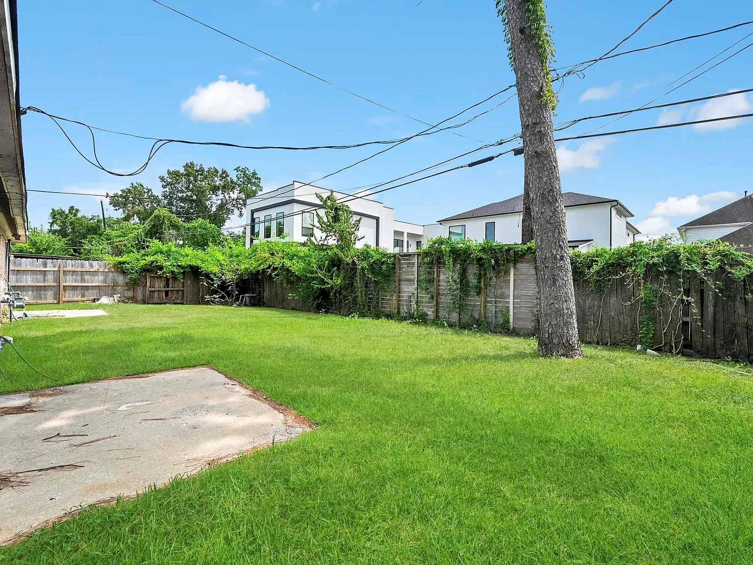 2 bed, 2.0 bath, 2023 sqft, $1,600 — Photo 2