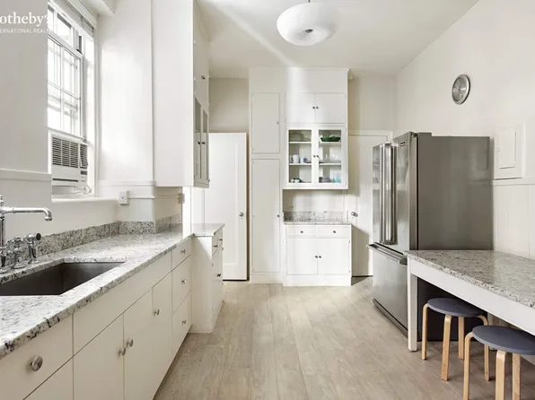 895 Park Avenue image 12 of 17