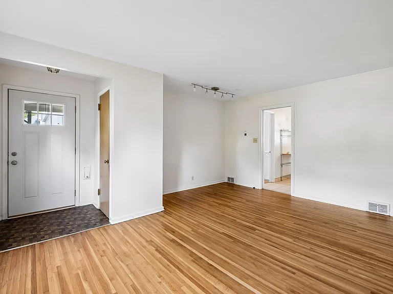 1660 Ford Pkwy — Photo 18
