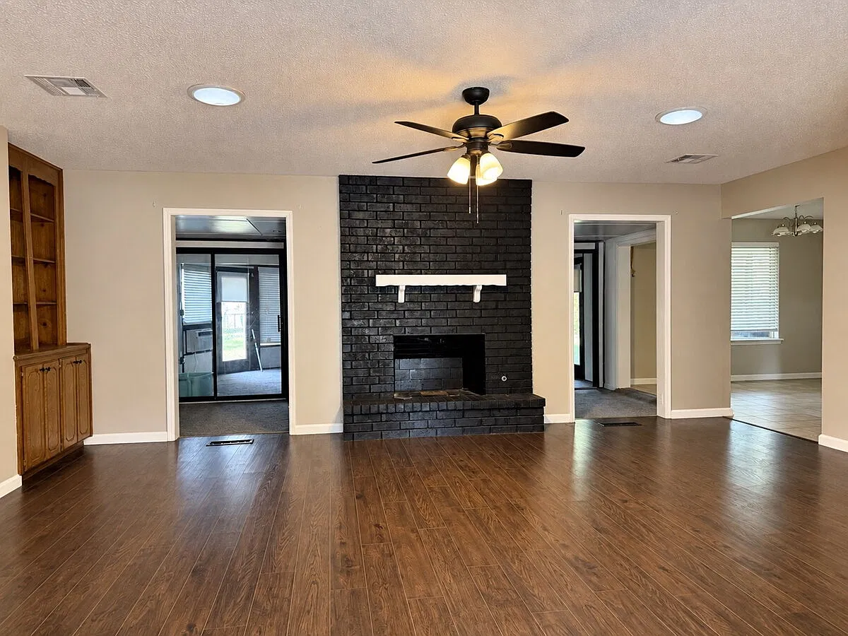 4 bed, 2.0 bath, 1679 sqft, $1,400 — Photo 2