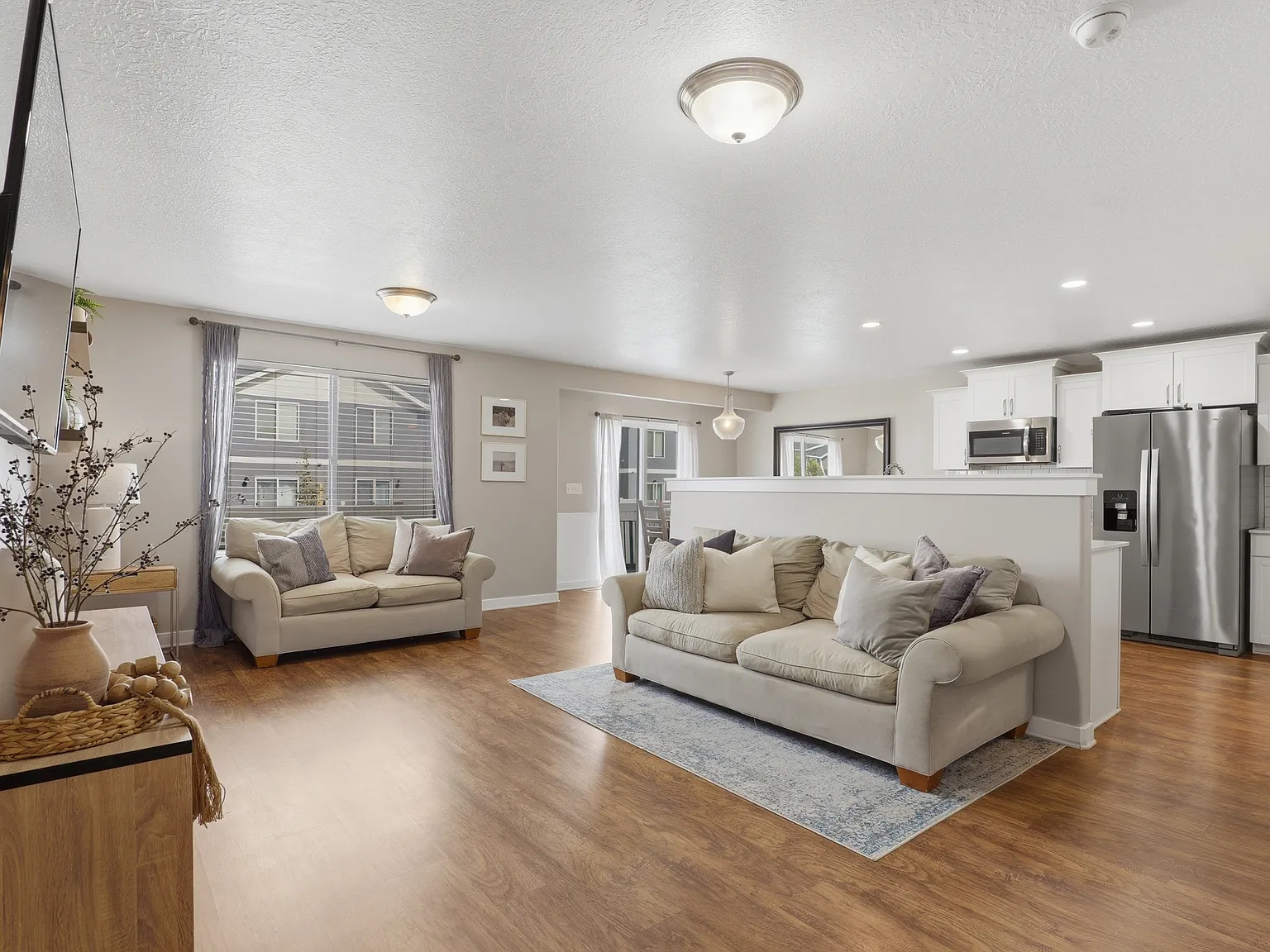 4 bed, 2300 sqft, $2,300 — Photo 4