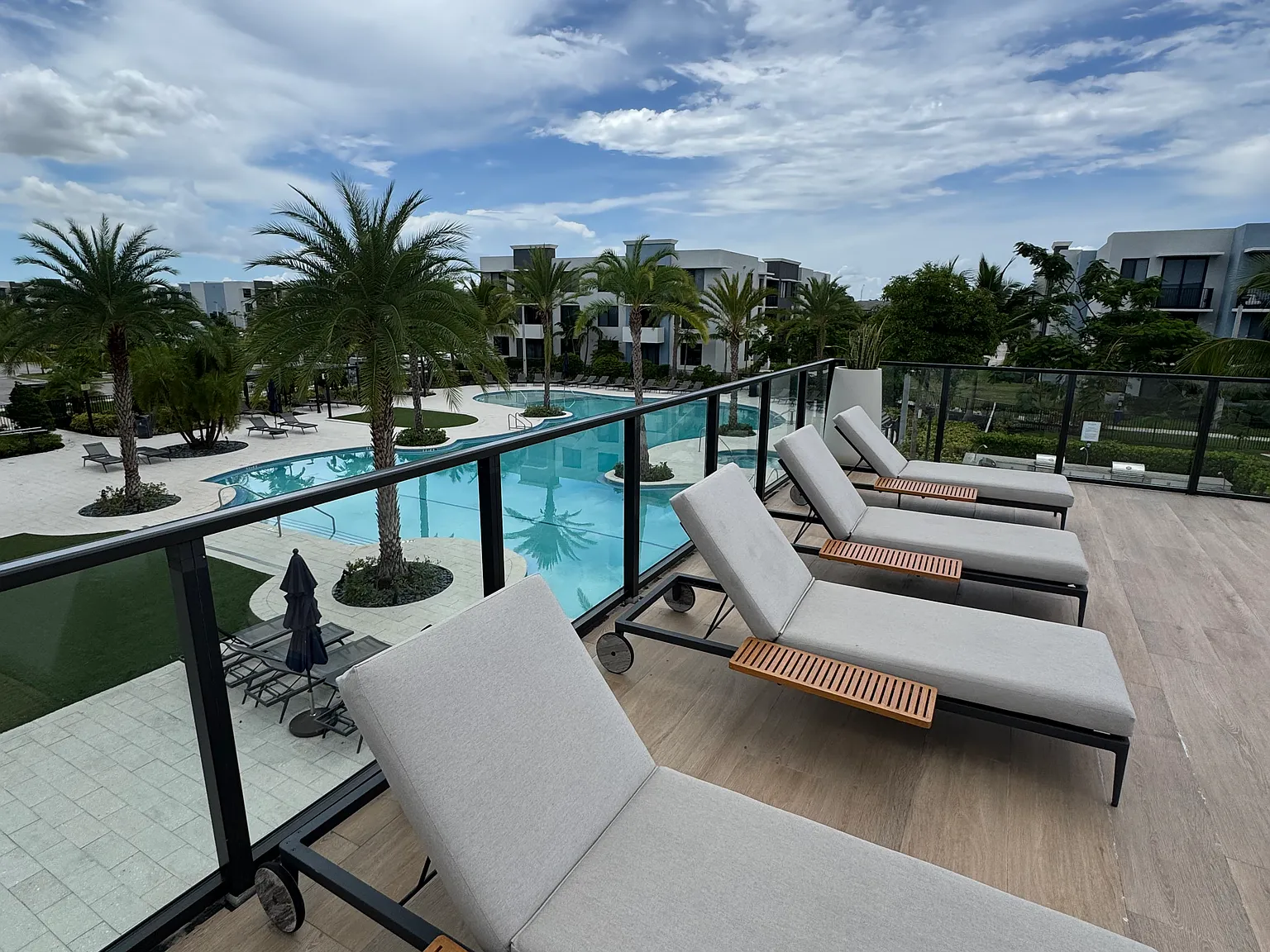 2 bed, 981 sqft, $2,678 — Photo 2